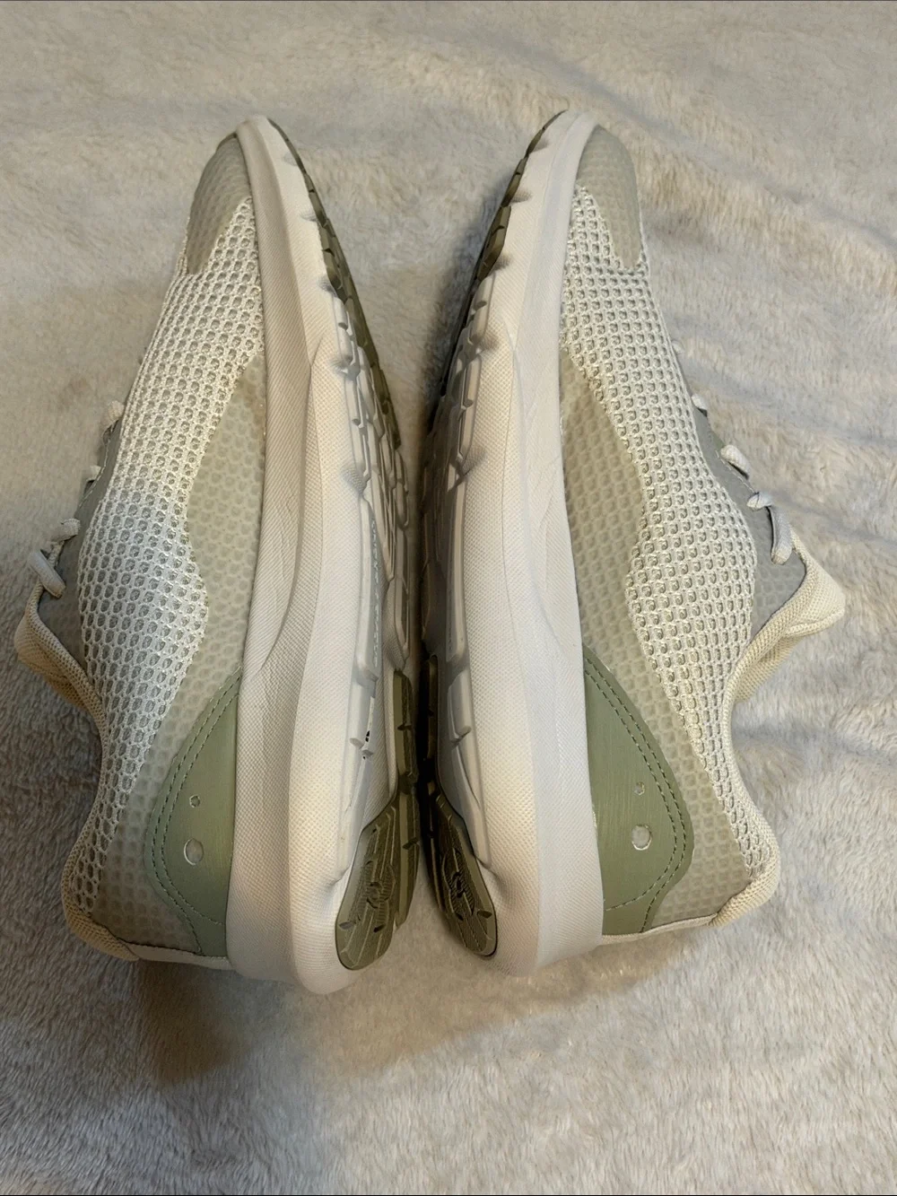 Under Armour woman’s Surge Running Sneakers — Light gray